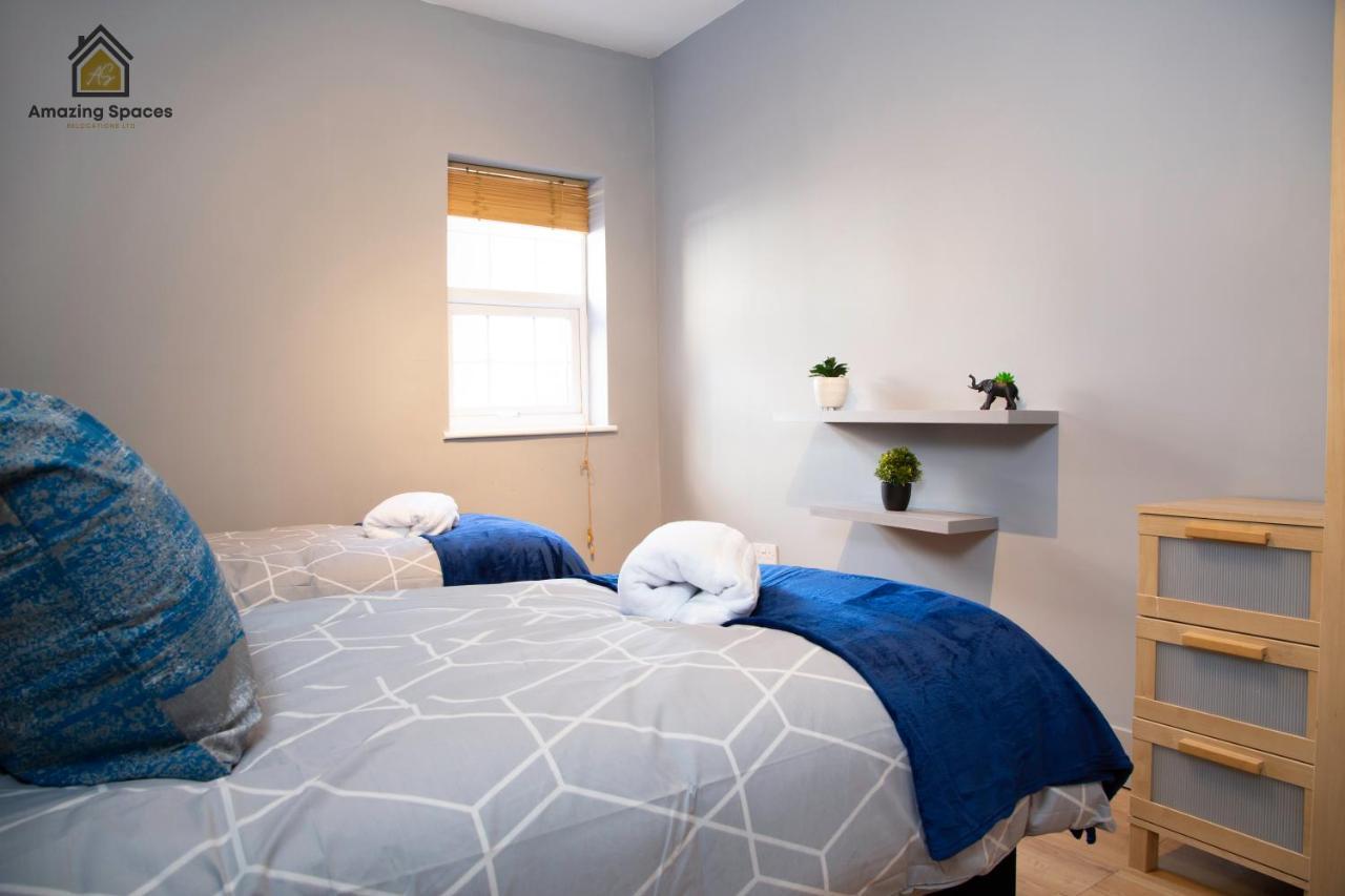 City Centre Comfort: 2-Bed Flat with WiFi Warrington Exterior photo