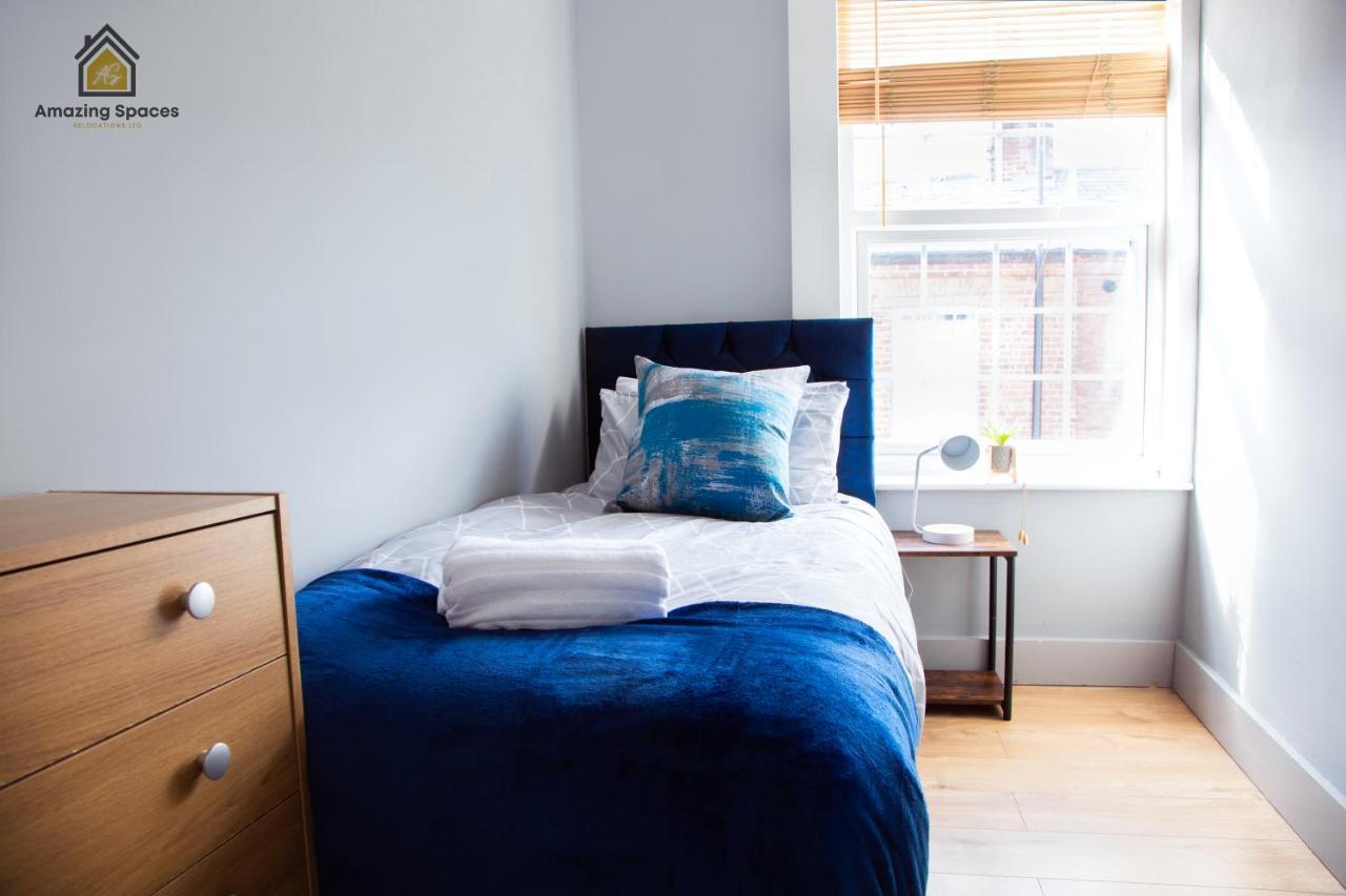 City Centre Comfort: 2-Bed Flat with WiFi Warrington Exterior photo
