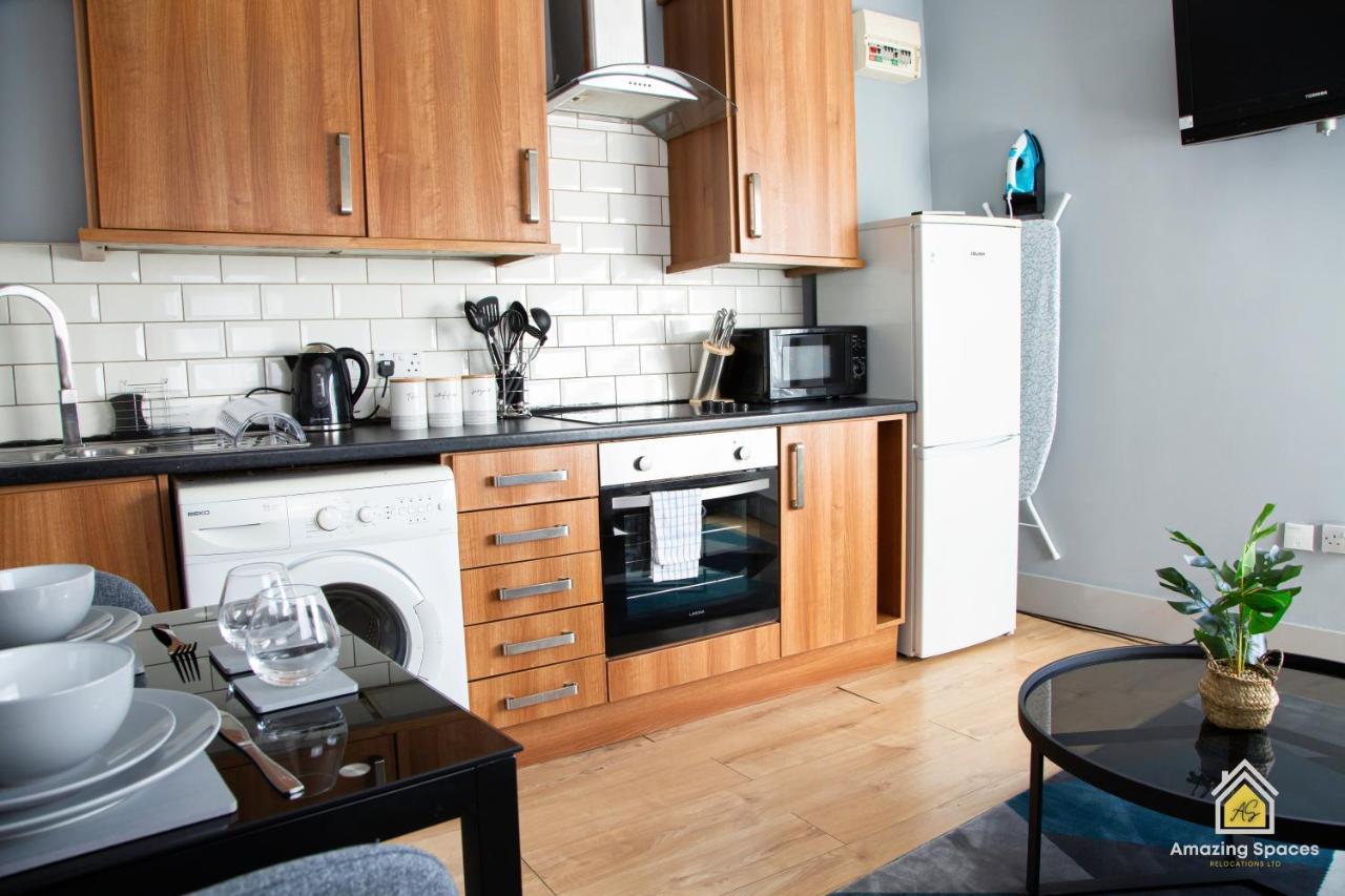 City Centre Comfort: 2-Bed Flat with WiFi Warrington Exterior photo