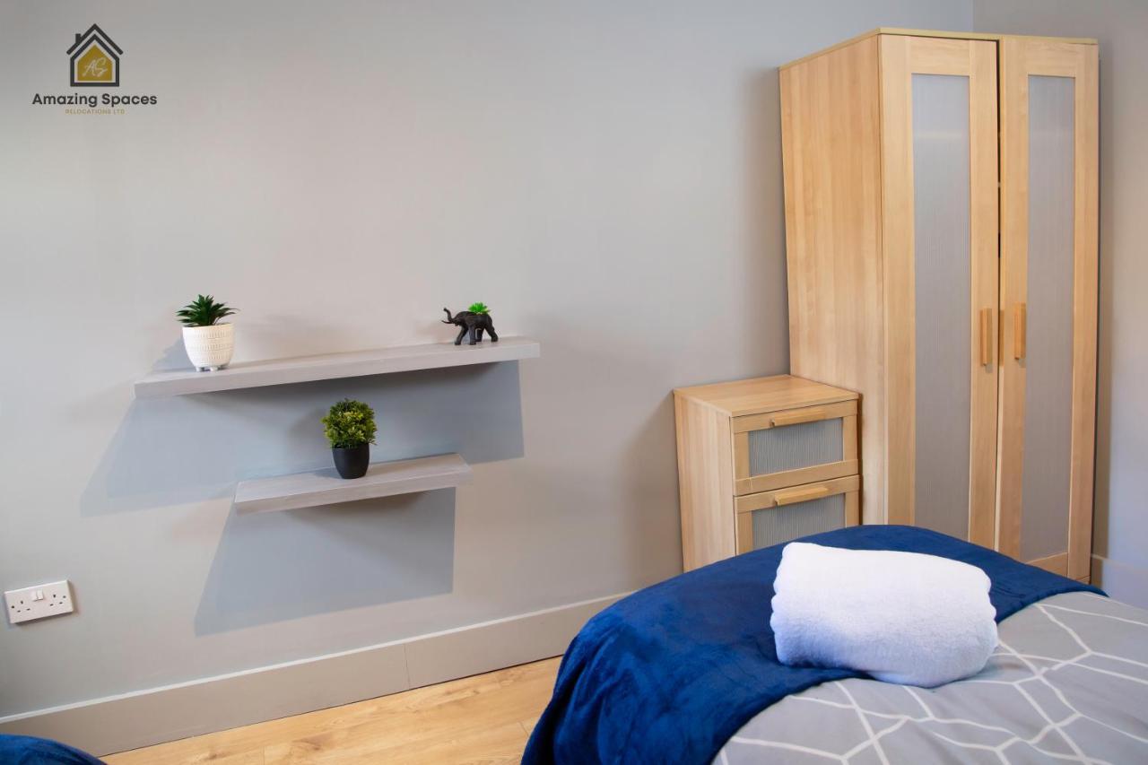 City Centre Comfort: 2-Bed Flat with WiFi Warrington Exterior photo