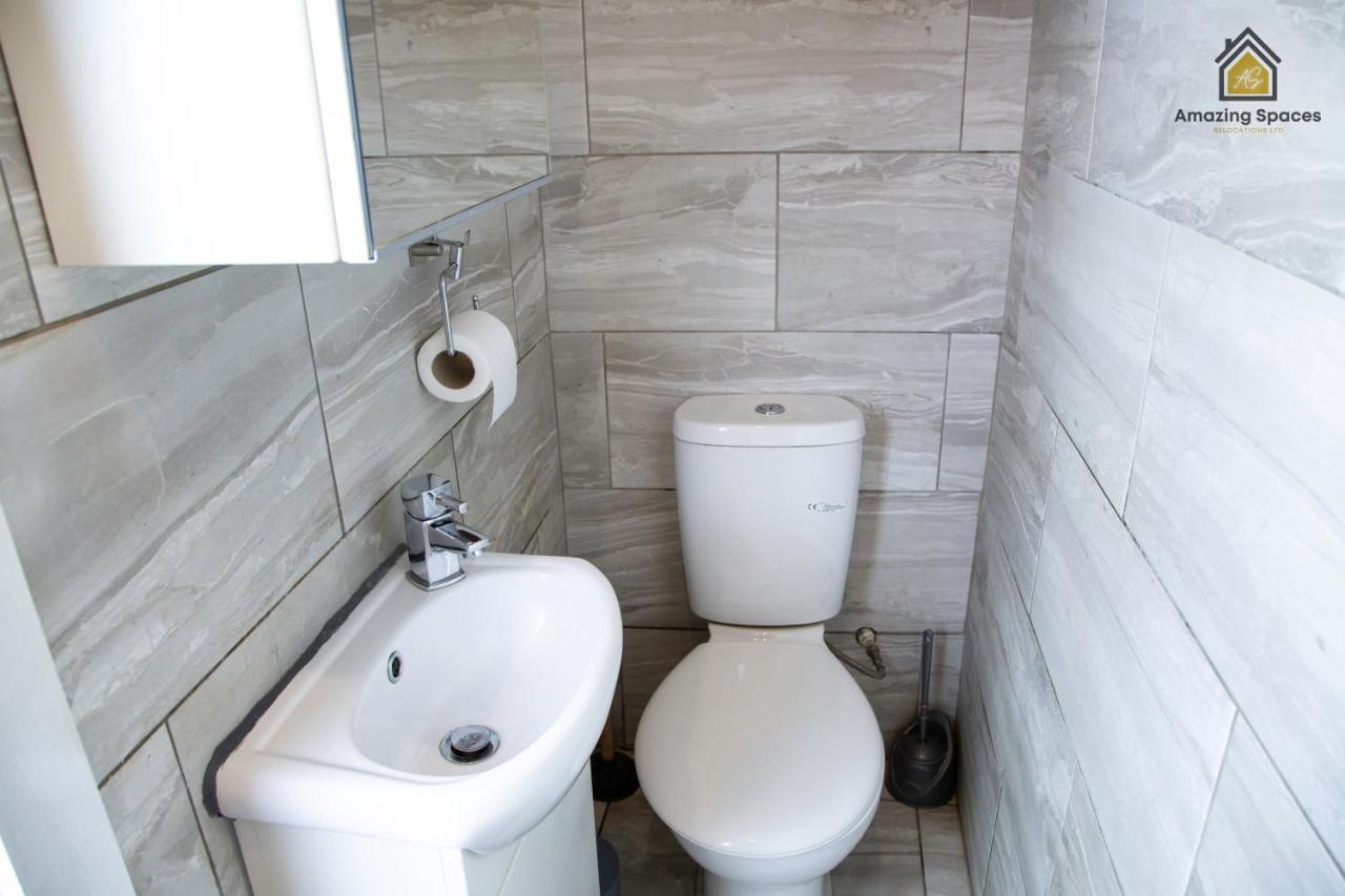 City Centre Comfort: 2-Bed Flat with WiFi Warrington Exterior photo